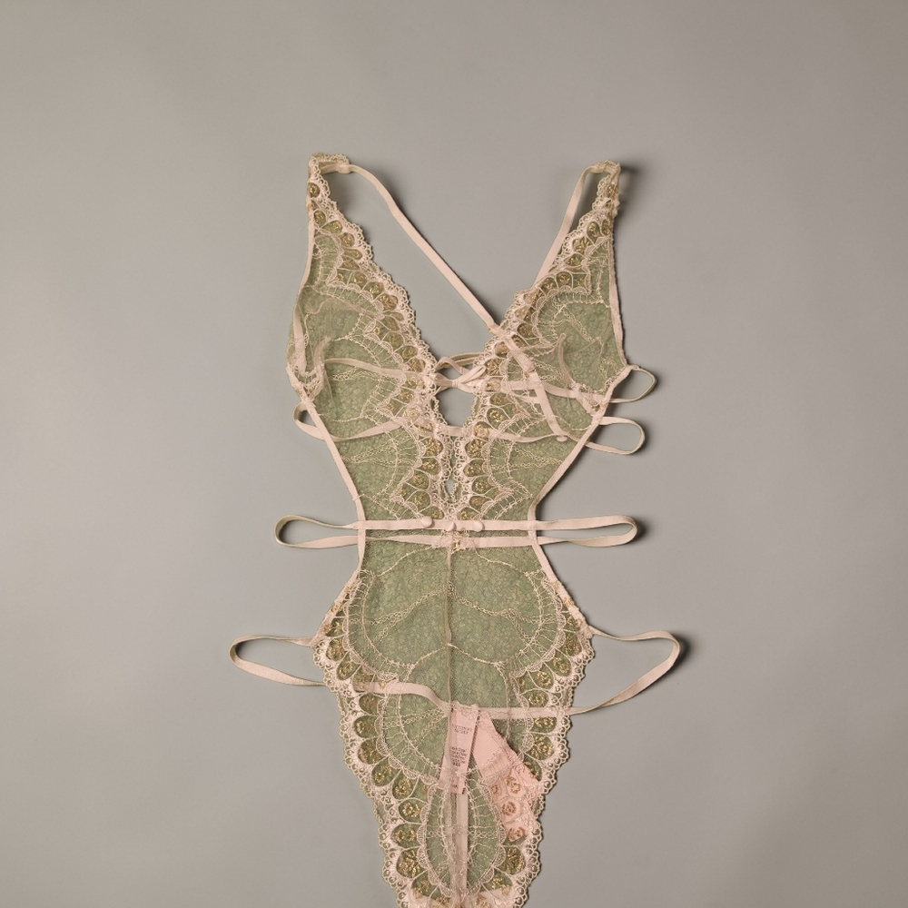 Victoria's Secret White Sheer Lace Strappy Teddy Medium NWT